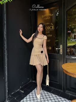 Thumbnail Đầm linen EVELYN kem cổ vuông dáng ngắn phối ren tùng xếp ly cao cấp Callene (CC464) 3