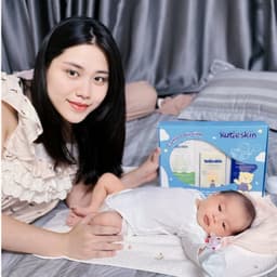 Thumbnail Combo Dự sinh - Đón bé chào đời (Nước tắm gội + Kem dịu da + Kem dưỡng ẩm) - KDS01 3