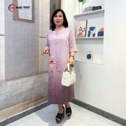 Thumbnail Váy Trung Niên MAI THY D804, Mẫu Đầm Cho Mẹ Đi Tiệc Xẻ Tà Cổ Tàu Tay Lỡ | Thời Trang Trung Niên U50 3