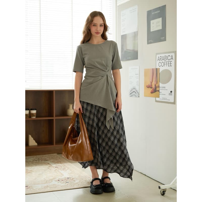 Ảnh Chân váy ADALICIA hoạ tiết kẻ caro dáng xoè vạt Hi-low KHÂU BY CQ 2
